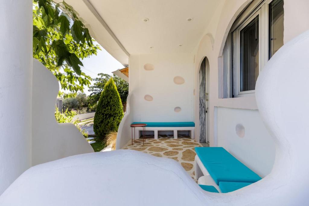 Habitación con cama y ventana en Newly Built All Season Resort, en Néa Sílata