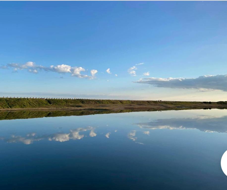een weerspiegeling van de lucht in het water bij HenreeenOnWidewater in Lancing