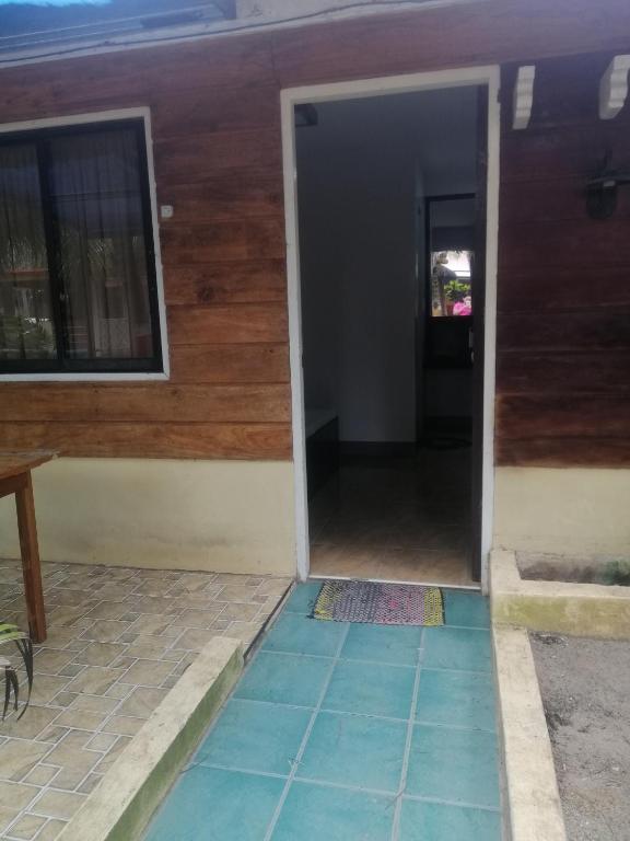 uma porta aberta para uma casa com um pátio em Dubay Panglao Beachfront Resort em Panglao