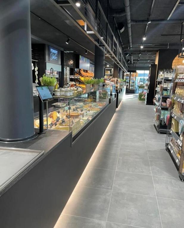 Supermarket nebo jiné obchody v  hotelu nebo okolí