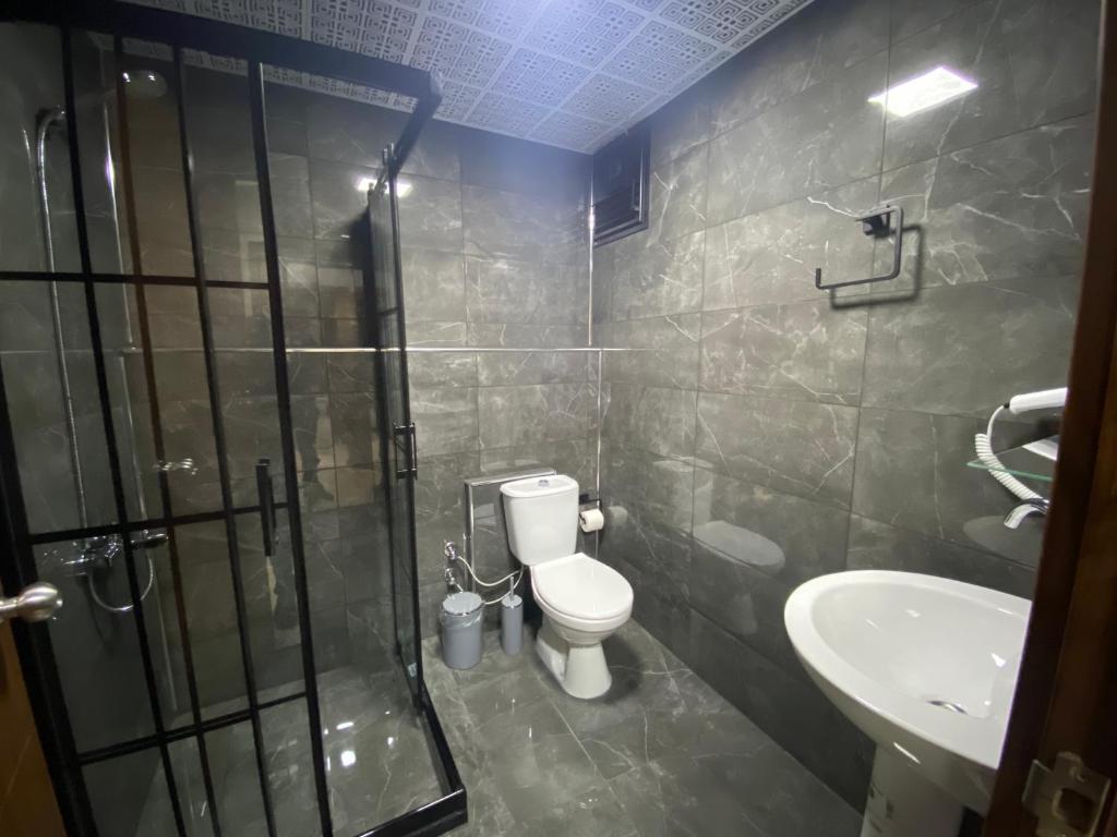 Koupelna v ubytování Grand Oral Hotel