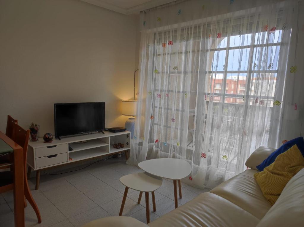 TV a/nebo společenská místnost v ubytování Junto al mar