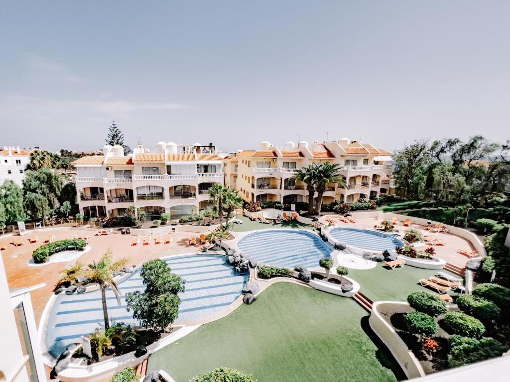 Una vista aérea de un complejo turístico con piscina. en Golf Park Ocean Paradise- Golf del Sur, en San Miguel de Abona