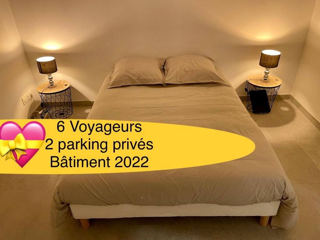 um quarto com uma cama com uma prancha de surf amarela em Paname ou Rouen ? em Freneuse