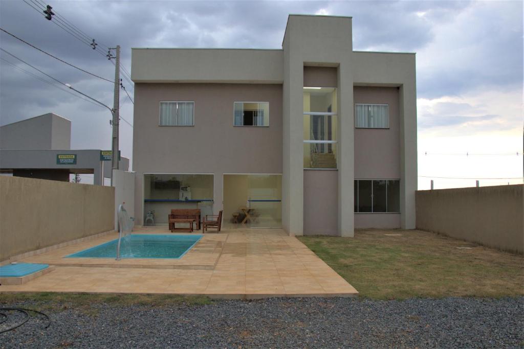dom z basenem przed nim w obiekcie Sobrado espaçoso com piscina com ar na suite w mieście Chapada dos Guimarães