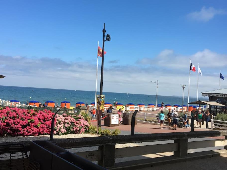 - une vue sur la plage et l'océan dans l'établissement Appartement FACE MER accès direct plage, à Houlgate