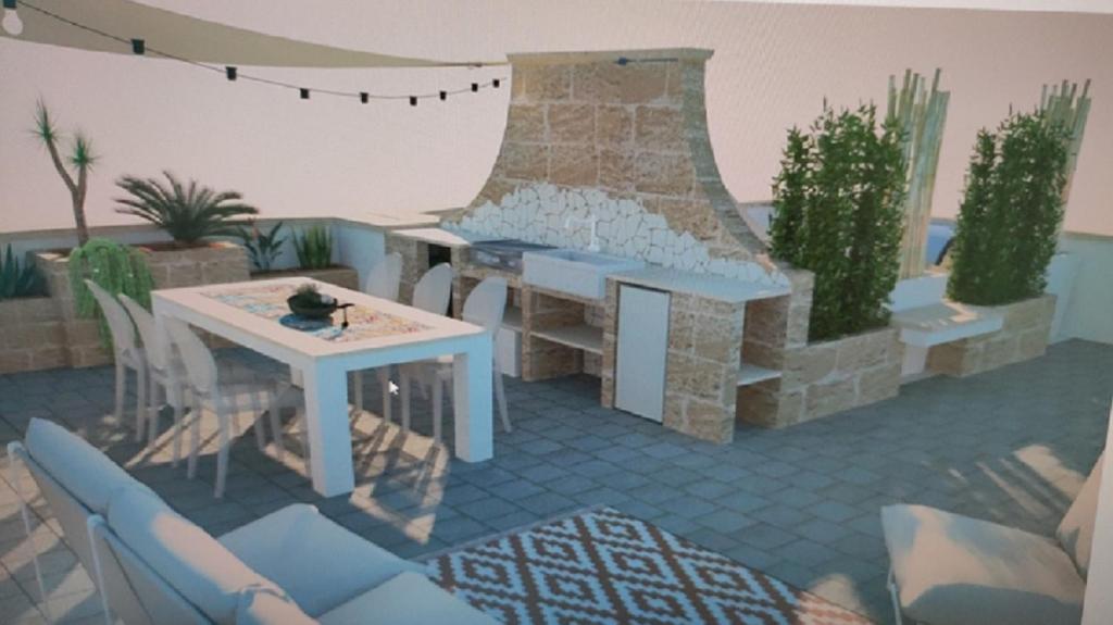 un patio con tavolo e sedie di Cuore di mare SALENTO - Beach House for Families a Torre Pali