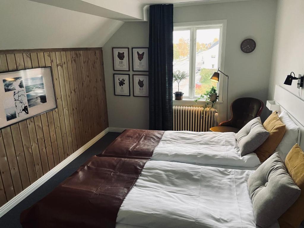 斯維格的住宿－Agardhs Pensionat，一间卧室设有一张大床和一个窗户。