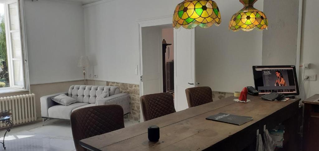 Televízia a/alebo spoločenská miestnosť v ubytovaní Le Domaine d'Élise Chambres et table d'hôtes - Vosges