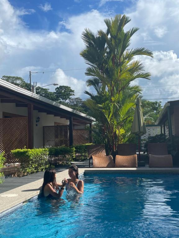 duas mulheres sentadas numa piscina em Hotel Indalo adults only em Puerto Viejo