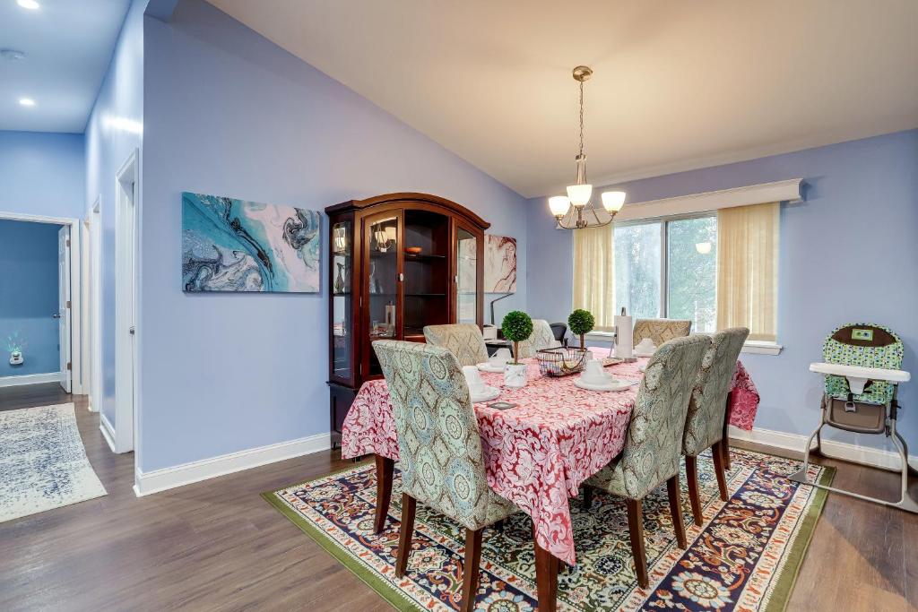 uma sala de jantar com mesa e cadeiras em Escape to our cozy 3 Bed Rm 2 Bath Unit in Alexandria VA em Alexandria