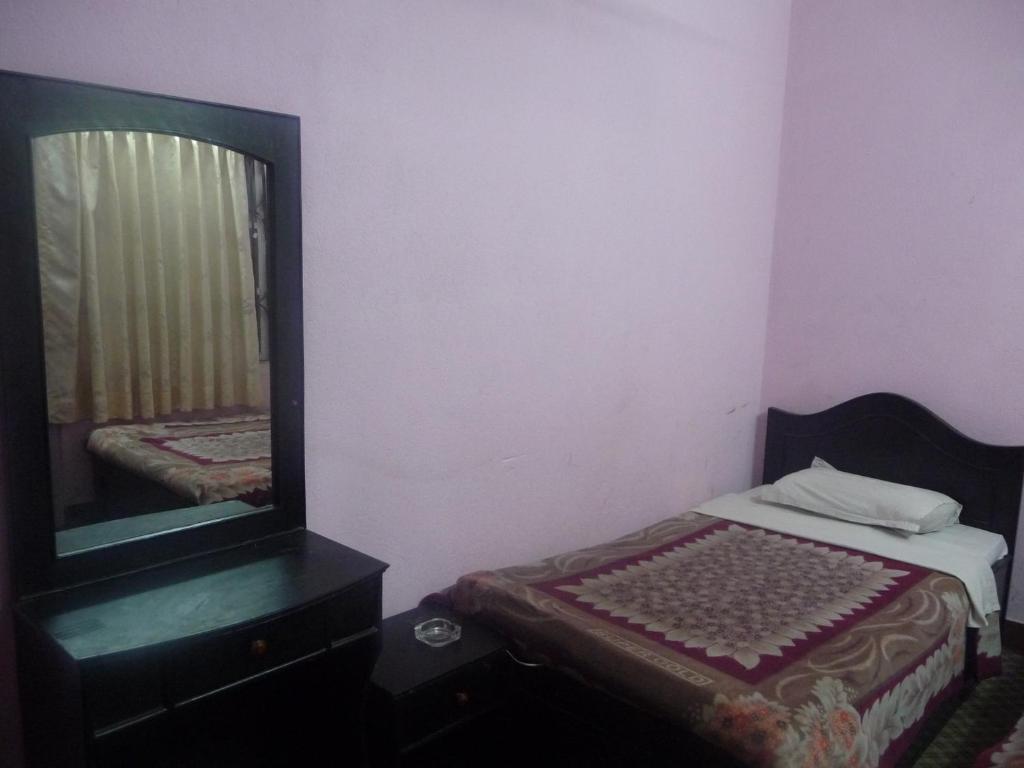 Postel nebo postele na pokoji v ubytování Pashupati Darshan Hotel