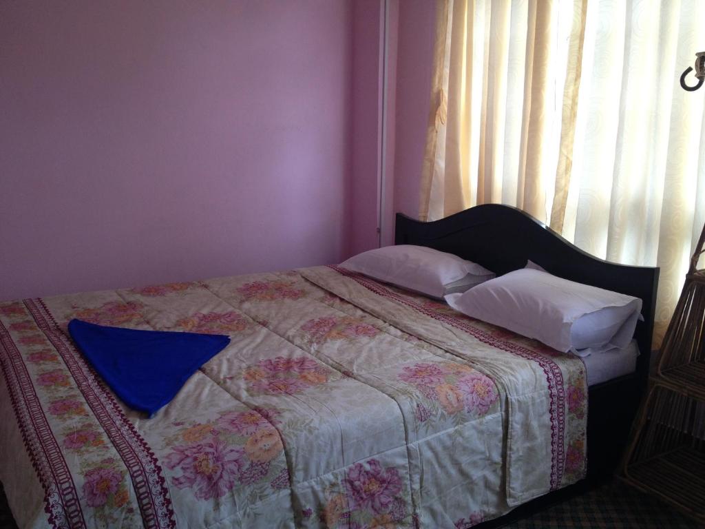 Postel nebo postele na pokoji v ubytování Pashupati Darshan Hotel