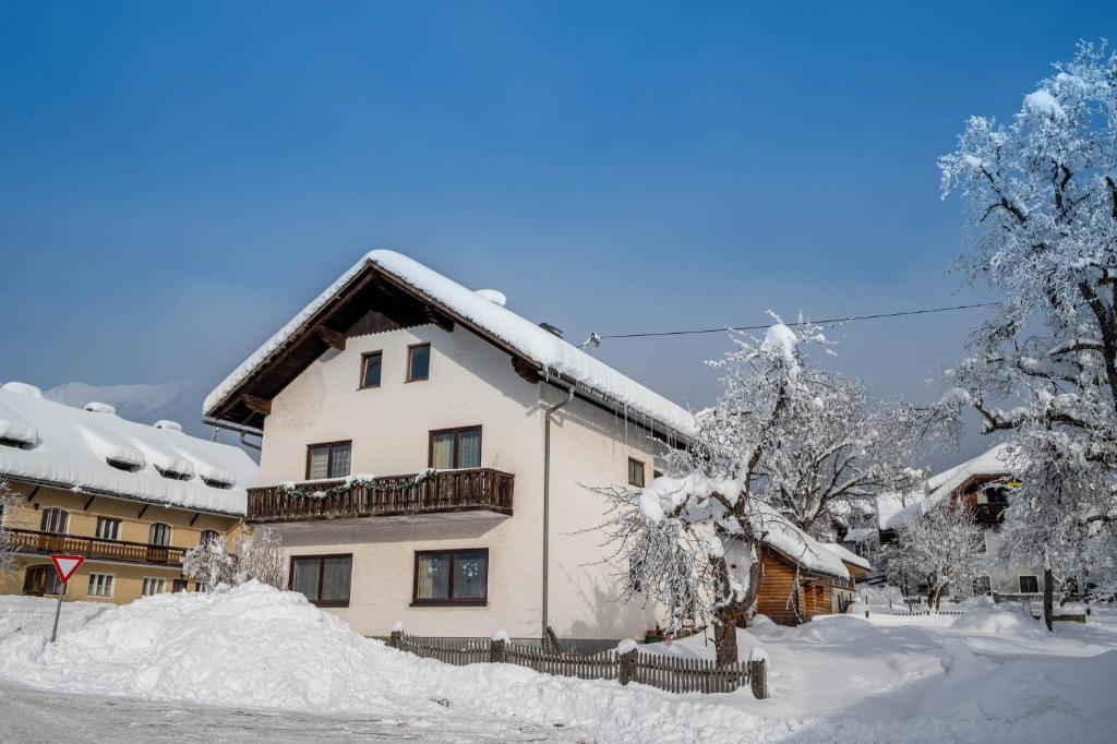 ein schneebedecktes Gebäude mit Bäumen und Bäumen in der Unterkunft Sonnenhaus in Gundersheim