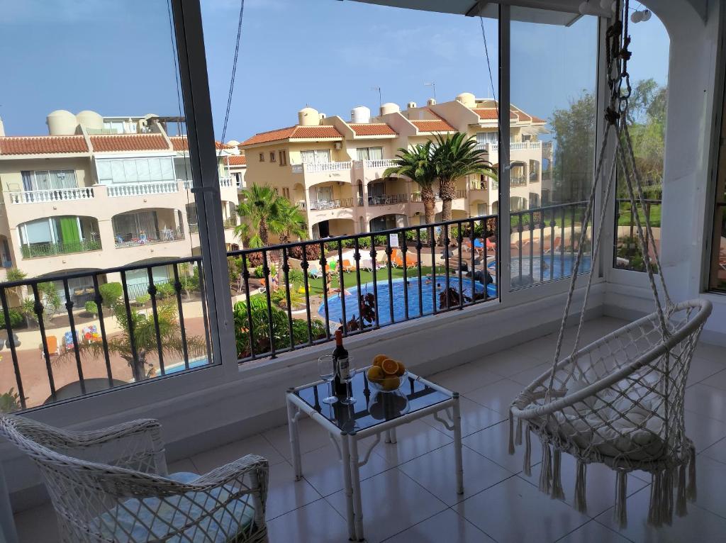 Zimmer mit Balkon und Blick auf ein Hotel in der Unterkunft Tenerife Golf Park Apartment in San Miguel de Abona