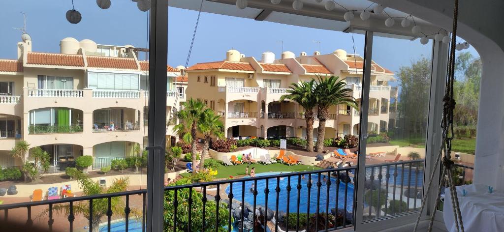 Bazén v ubytování Tenerife Golf Park Apartment nebo v jeho okolí
