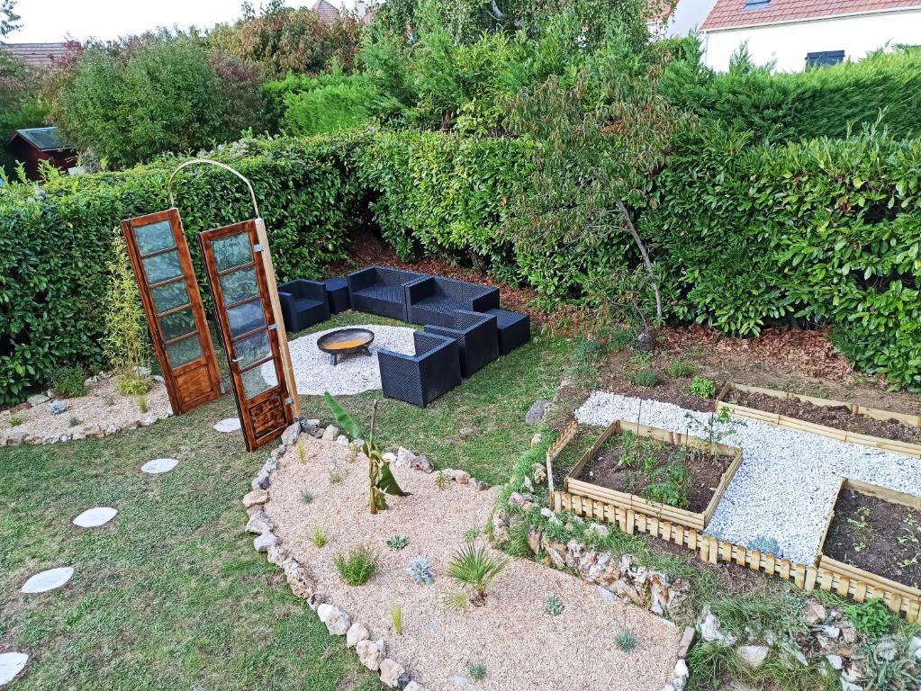 a garden with black furniture in a yard at La Tanière aux Loups in Montévrain