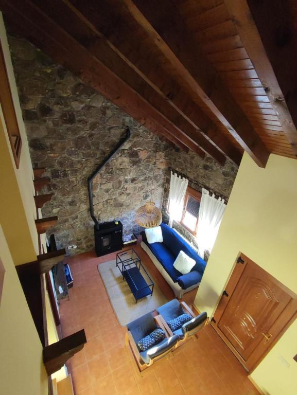 an overhead view of a living room with a blue couch at Villa Quijada in Trefacio