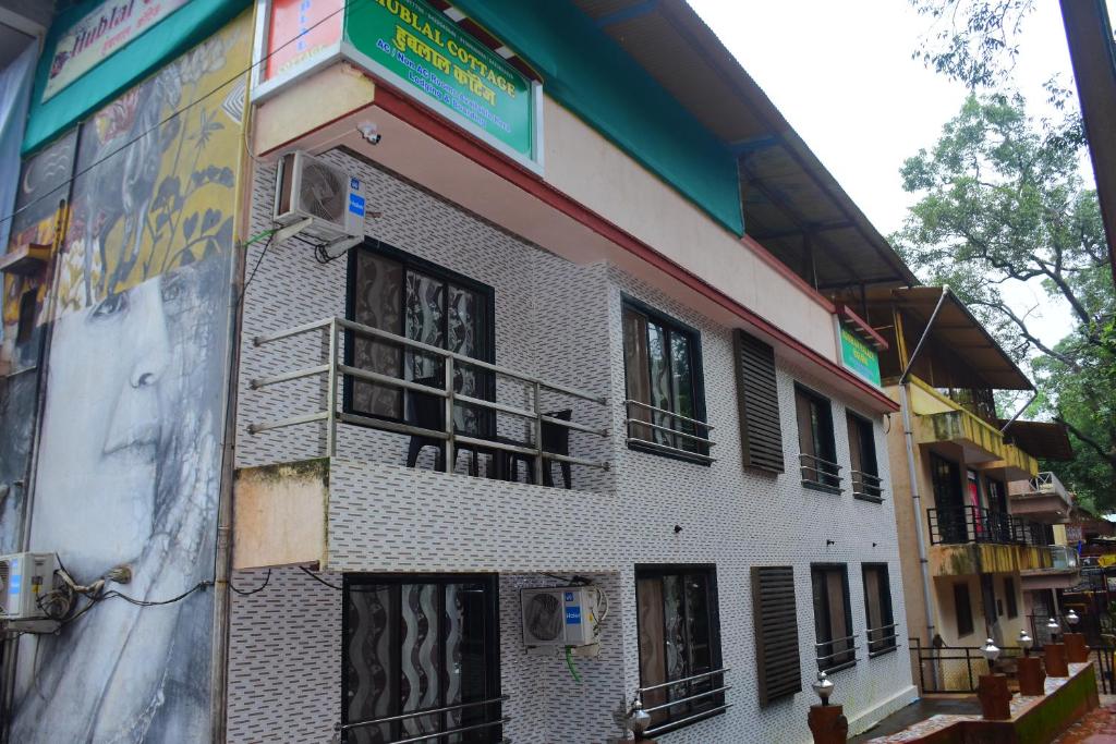 een gebouw met graffiti aan de zijkant bij Hublal cottage in Matheran