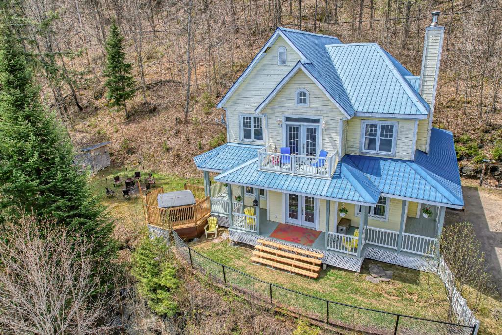 een luchtzicht op een huis met een blauw dak bij LaBelle View in Labelle