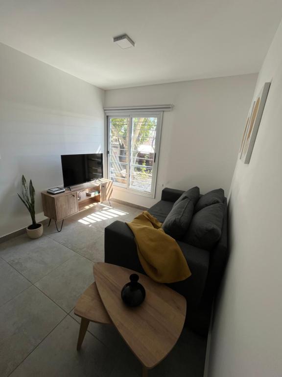 Una televisión o centro de entretenimiento en Hermoso Departamento Zona Residencial Mendoza