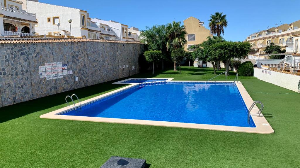 une image d'une piscine dans une cour dans l'établissement 10 Gran Alacant Bonitas vistas - Piscina, à Gran Alacant