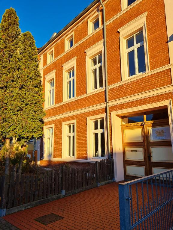 City-Wohnung Salzwedel في زالتسويدِل: مبنى من الطوب كبير مع باب خشبي كبير