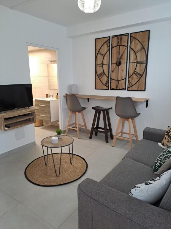 a living room with a couch and a table at Appartement Cosy, T2 Situé en Centre ville de Saint-Pierre in Saint-Pierre