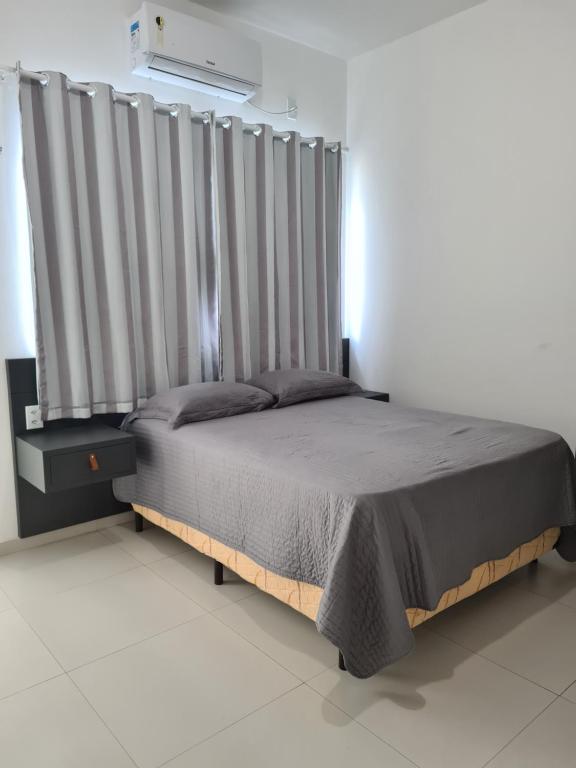 sypialnia z dużym łóżkiem z szarymi zasłonami w obiekcie Casa 22 Lençóis Maranhenses - Barreirinhas - MA w mieście Barreirinhas