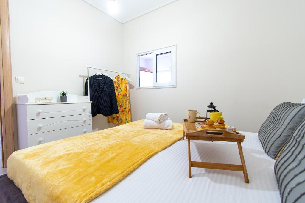 Posteľ alebo postele v izbe v ubytovaní YelaYellow House Near to Airport, Rafina Port and Metropolitan Expo