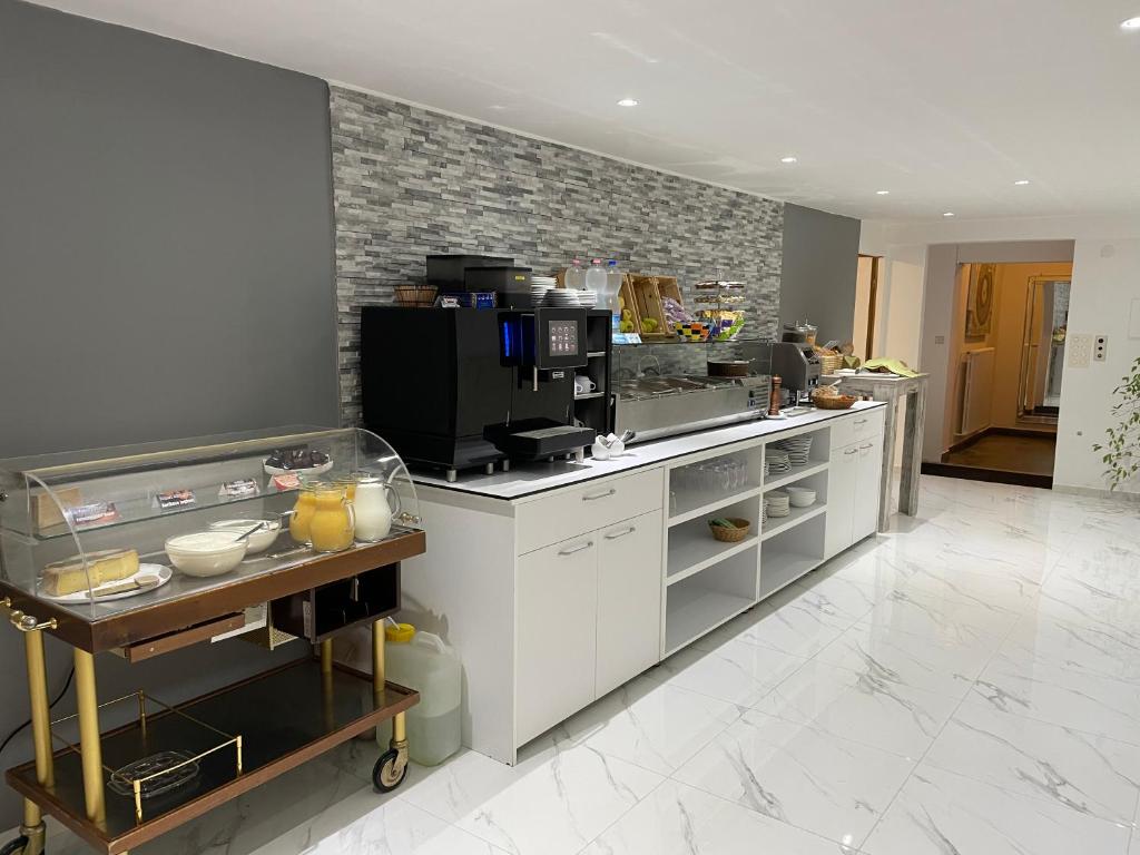 Majoituspaikan Hotel Gamper keittiö tai keittotila