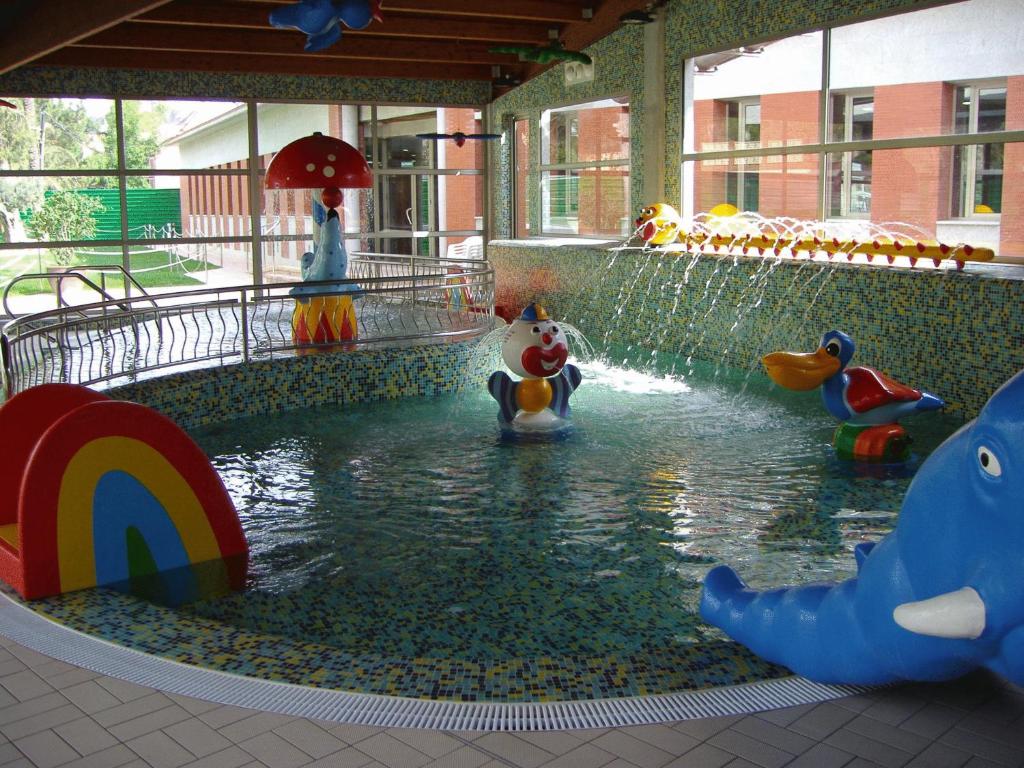 Bazén v ubytování Balneario de Archena - Hotel Levante nebo v jeho okolí
