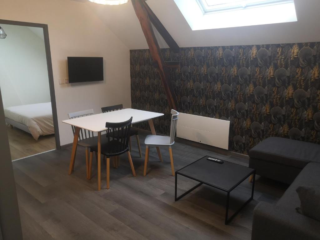 une pièce avec une table, des chaises et un lit dans l'établissement Résidence PAVER, à Châteauroux
