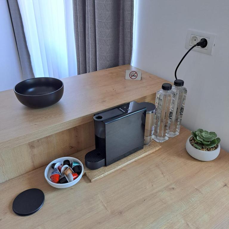 Příslušenství pro přípravu čaje a kávy v ubytování City Center View Studio Apartment 1