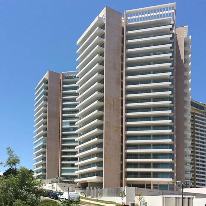 un gran edificio con dos edificios altos en Departamento en Bosques de Montemar, en Concón