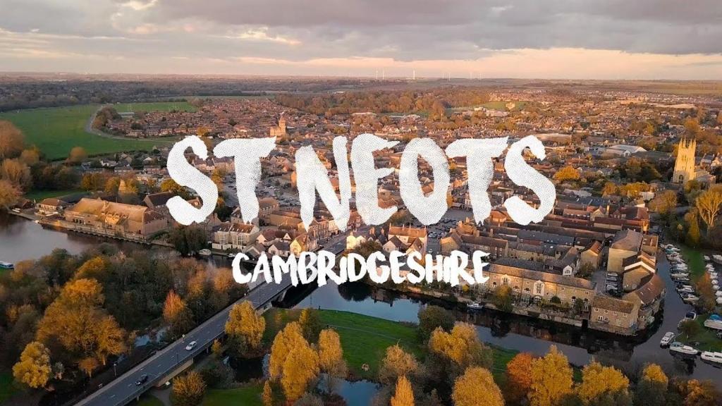 uma imagem de uma cidade com as palavras seros communostulse em Whitehouse Holiday Lettings - Luxury Serviced Properties in St Neots, Little Paxton and Great Paxton em Saint Neots