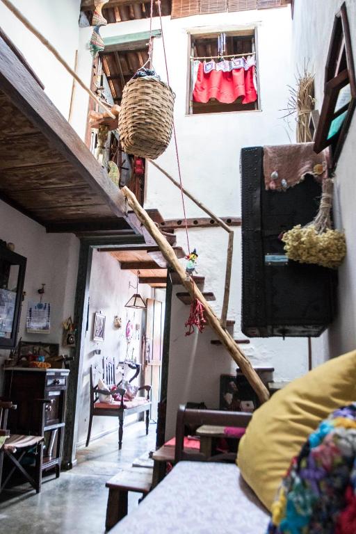 Posezení v ubytování CASA DE RETALHOS Boutique Albergue, casaril histórico, com 5 suítes individuais e cozinha coletiva, no coração da vila de Igatu-Ba, que preserva fortes traços culturais da época do garimpo, venha viver uma experiência única!