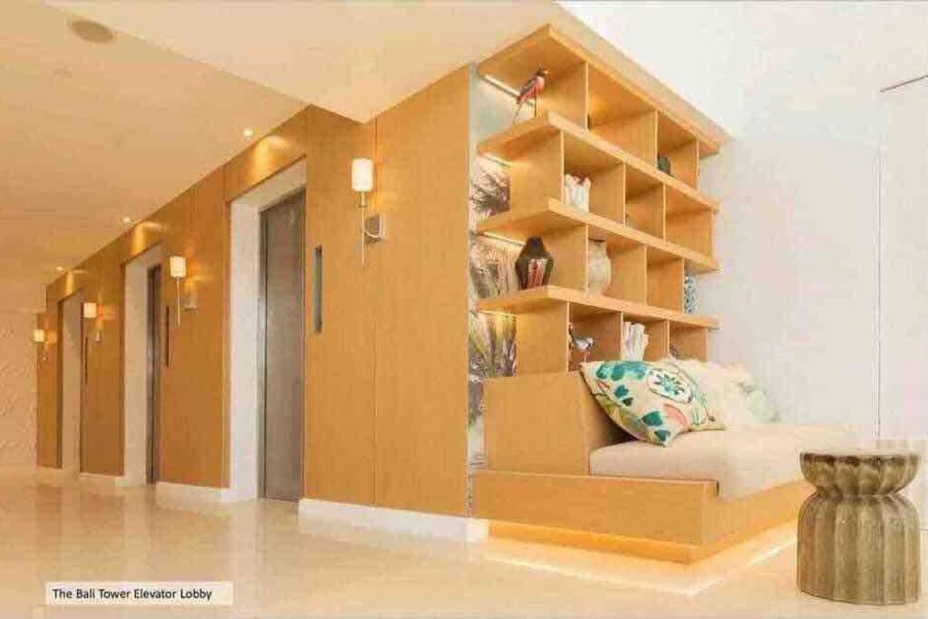 een kamer met een bank en planken in een kamer bij 1BEDROOM Unit at Azure north With Netflix up to 6PAX in San Fernando