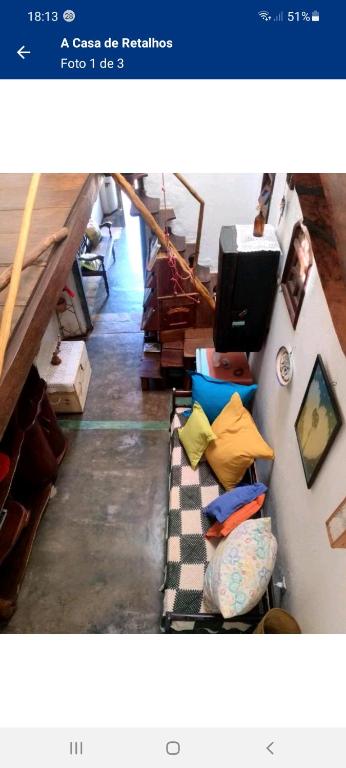 TV a/nebo společenská místnost v ubytování CASA DE RETALHOS Boutique Albergue, casaril histórico, com 5 suítes individuais e cozinha coletiva, no coração da vila de Igatu-Ba, que preserva fortes traços culturais da época do garimpo, venha viver uma experiência única!