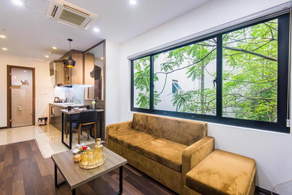 sala de estar con sofá y ventana grande en 22Sunny Housing Apartment, en Hanói