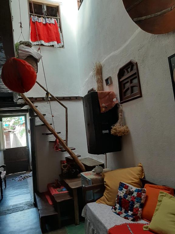 Postel nebo postele na pokoji v ubytování CASA DE RETALHOS Boutique Albergue, casaril histórico, com 5 suítes individuais e cozinha coletiva, no coração da vila de Igatu-Ba, que preserva fortes traços culturais da época do garimpo, venha viver uma experiência única!