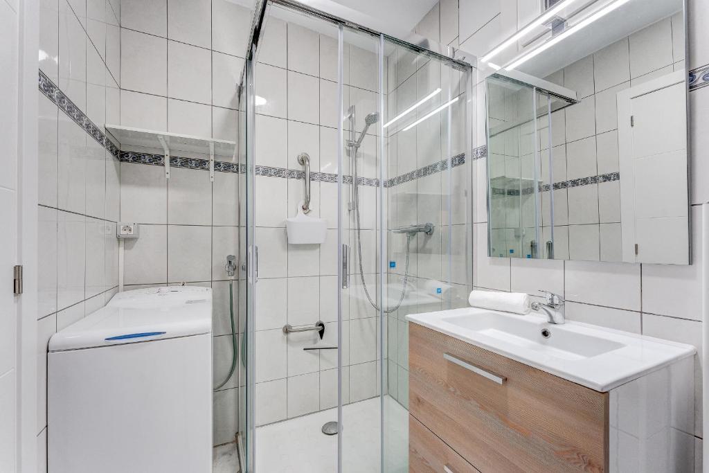 W łazience znajduje się prysznic, umywalka i lustro. w obiekcie Los Cristianos Achacay Bluesky Apartment w mieście Los Cristianos