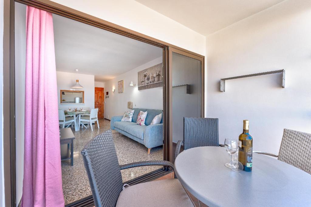 Część wypoczynkowa w obiekcie Los Cristianos Achacay Bluesky Apartment