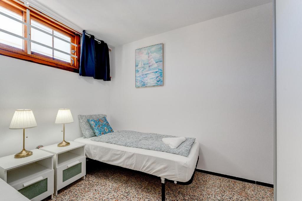Łóżko lub łóżka w pokoju w obiekcie Los Cristianos Achacay Bluesky Apartment