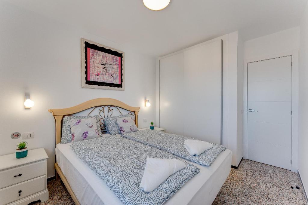 Łóżko lub łóżka w pokoju w obiekcie Los Cristianos Achacay Bluesky Apartment