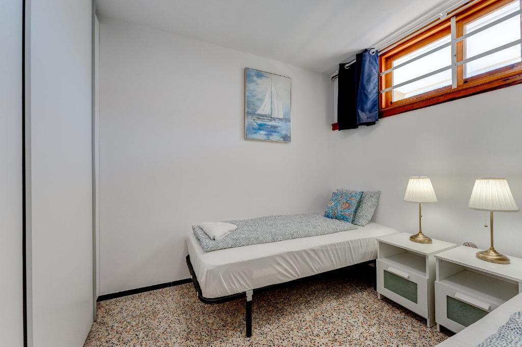 Łóżko lub łóżka w pokoju w obiekcie Los Cristianos Achacay Bluesky Apartment