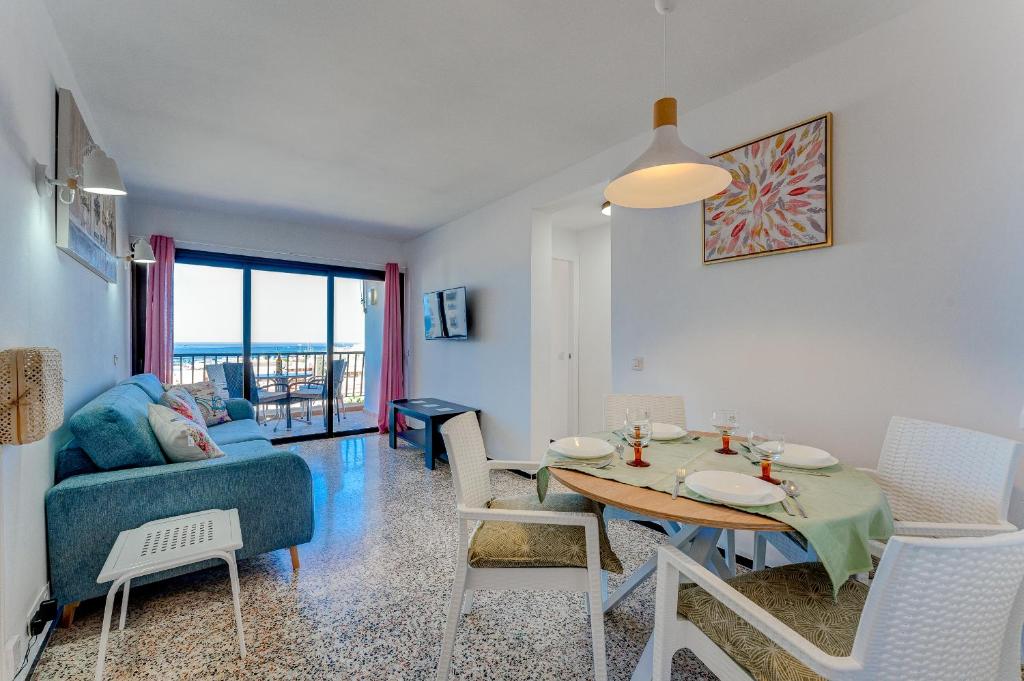 salon ze stołem i kanapą w obiekcie Los Cristianos Achacay Bluesky Apartment w mieście Los Cristianos