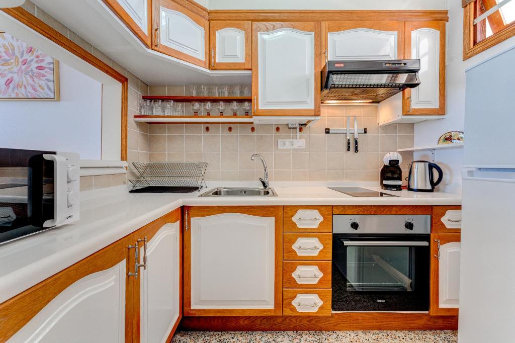 Kuchnia lub aneks kuchenny w obiekcie Los Cristianos Achacay Bluesky Apartment