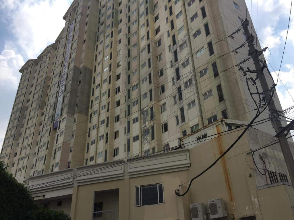 un grand bâtiment de grande hauteur avec de nombreuses fenêtres dans l'établissement YeYengs Transient, à Manille