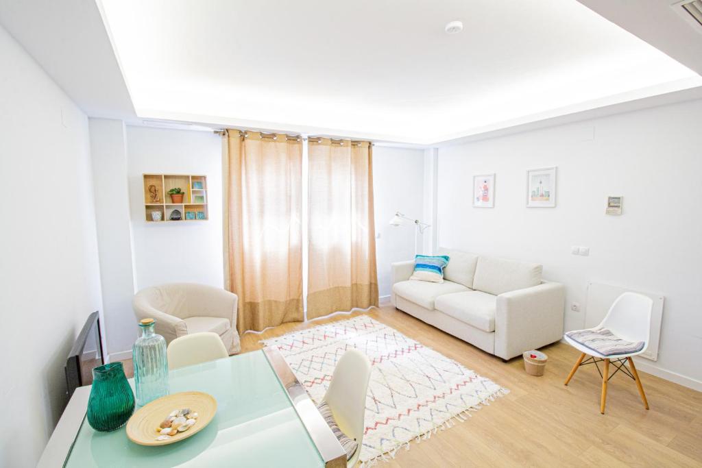 City apartment with workspace, pool & parking